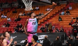 篮球直播爆料最新消息,独家揭秘赛场幕后精彩瞬间！”